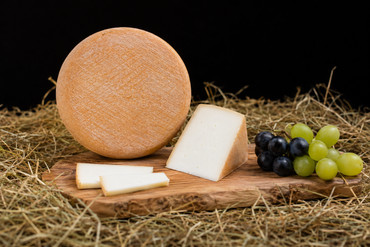 Rotholzer Edelziege Ziegenschnittkäse aus Ziegenvollmilch mit Oberflächenreifung aus Tirol