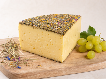 Heublume Heumilchkäse mit aromatischer Kräuter- und Blütenrinde